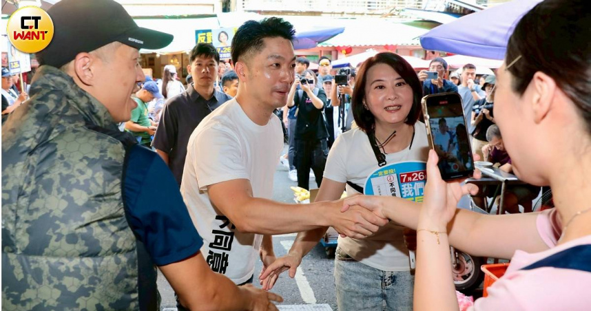 台北市長蔣萬安身兼藍營輔選「超級母雞」，年底如何拿捏替白營小雞站台尺度，成為藍白競合焦點（圖／黃耀徵攝）