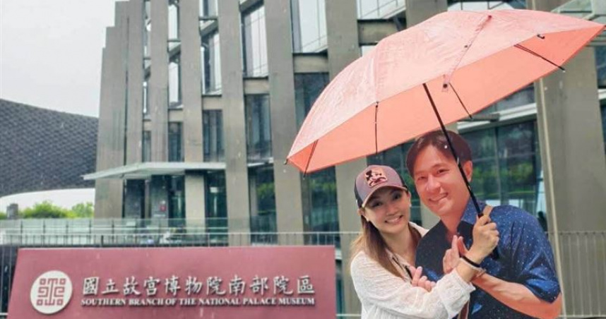 李佳綺帶著傅子純的人形立牌展開環島之旅。（圖／翻攝自Corrinna Lee臉書）