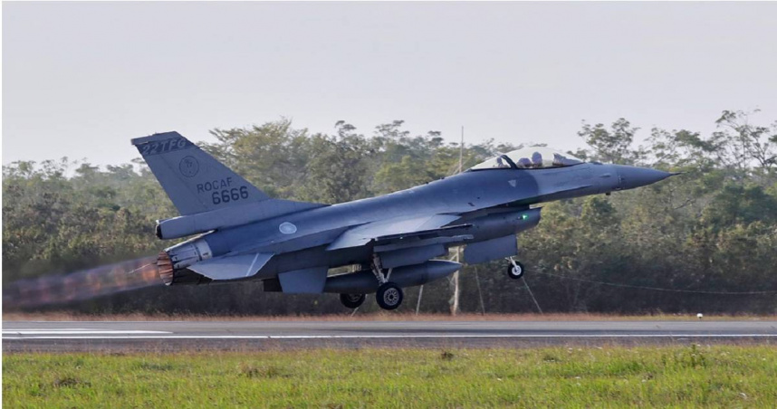 1架我空軍F-16V戰機，在嘉義縣參加軍演時起飛。（圖／達志／美聯社）