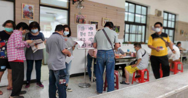以為身分證可領萬元紓困金 80歲公嬤和廟公都來搶