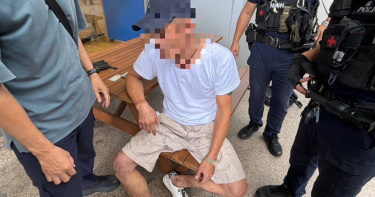林姓男子14日下午持利刃闖入校園，遭趕來的警方壓制逮捕。（圖／翻攝畫面）