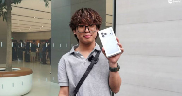 19歲新加坡學生楊立峰提前9小時排隊，如願成為首位拿到iPhone 18 Pro Max的顧客。（圖／翻攝自臉書，8視界新聞新加坡 8world News，下同）