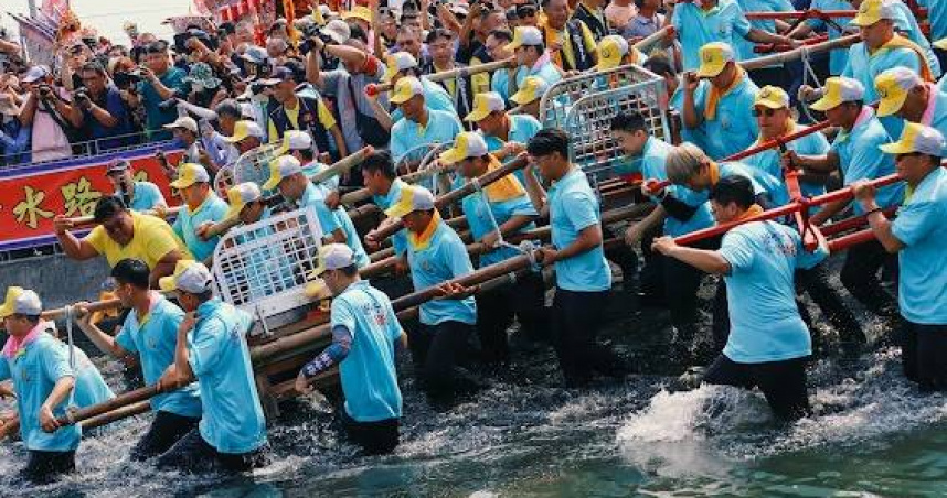 神巡海岸・藝遊鹽境：走訪嘉義沿海民俗祭典，順遊七股鹽山感受一見雙雕藝術魅力。（圖片來源／雲嘉南濱海國家風景區管理處）