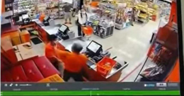 視障員工被客人打 家樂福店長:你報警會被解雇!