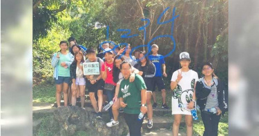 畢旅合照驚見「不存在的人」!黑衣長髮女膚色死白直盯前方