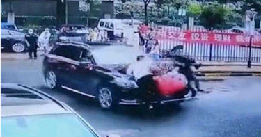 迎親禮車失控暴衝!年幼2姐弟遭撞慘死…新人「照辦婚禮」網氣炸