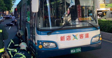 違停開車門擊倒女騎士 公車再把她輾過捲進車底