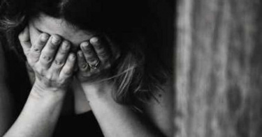 機師與妻吵架拿「結婚相框猛砸」!她滿頭爆血求助保全:幫我報警