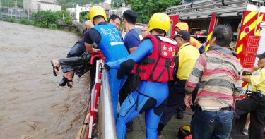 北市大雷雨溪水暴漲外雙溪2釣客遭沖走 警消馳援順利救起