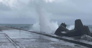 基隆白燈塔釣魚 釣客遭5米大浪捲入海