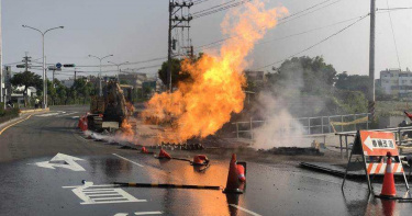 台南新市今晨路面施工挖斷管線爆炸起火 2工人當場受傷倒地