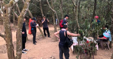 離譜!130公斤男偕友爬火炎山 喝高粱酒醉倒11消防員出動救援