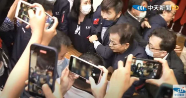 把戲都差不多?立院審國務機要費除罪化藍綠大打出手 綠召委郭國文混亂中宣布完成初審散會