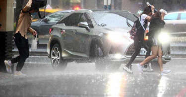 大雷雨炸中台灣!彰化一級淹水警戒 鄭明典:雷聲隆隆在海上