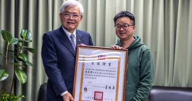 民進黨不分區立委當選證書 李進勇親頒給羅文嘉