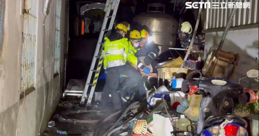 台中市沙鹿區一處民宅凌晨出現惡火，現場雜物很多，不時傳出爆炸聲。（圖／翻攝自三立新聞網）