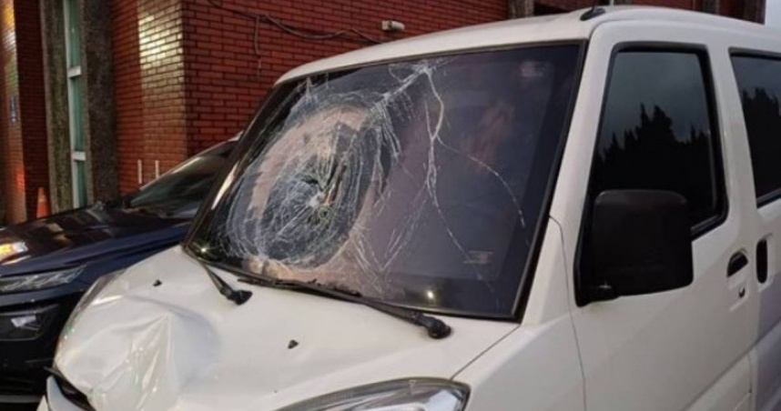 淡水麵包車不慎撞上1名男行人，導致擋風玻璃碎成網狀，造成1人OHCA送醫仍不治。（圖／翻攝畫面）