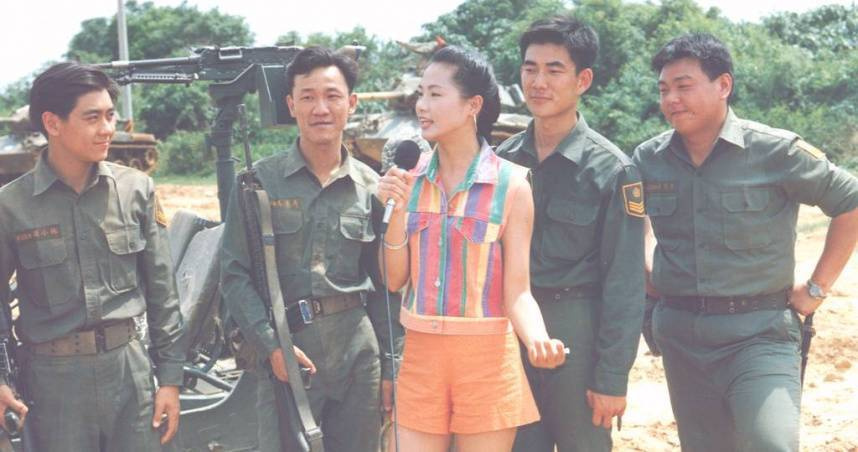 張立威(右)曾在《報告班長》、《狗蛋大兵》等經典國片中演出，如今傳出過世噩耗。（圖／報系資料照）