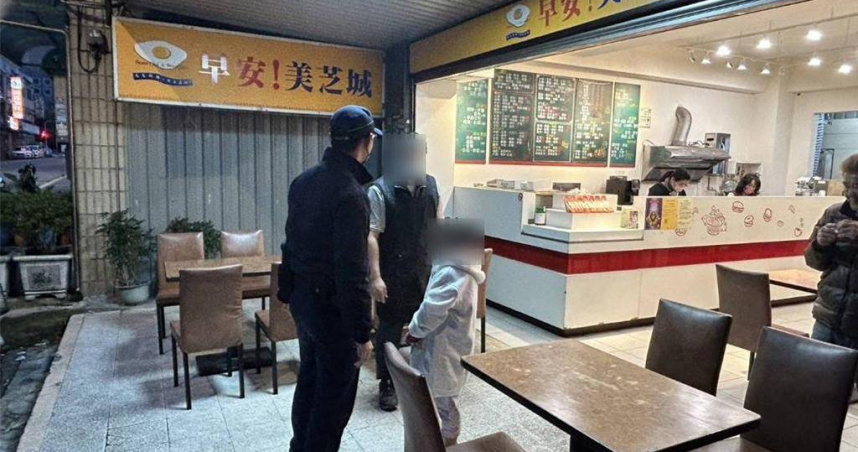 桃園市蘆竹區1名年約十歲的男童，疑因不願面對開學及家庭管教，竟於深夜離家出走，躲在家附近的早餐店。（圖／蘆竹警分局提供）