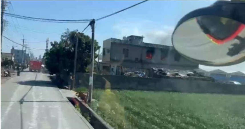 雲林1棟2層樓民宅火警，屋主妹妹疑吸入濃煙倒在陽台受困，救出後已送醫插管搶救。（圖／翻攝畫面）