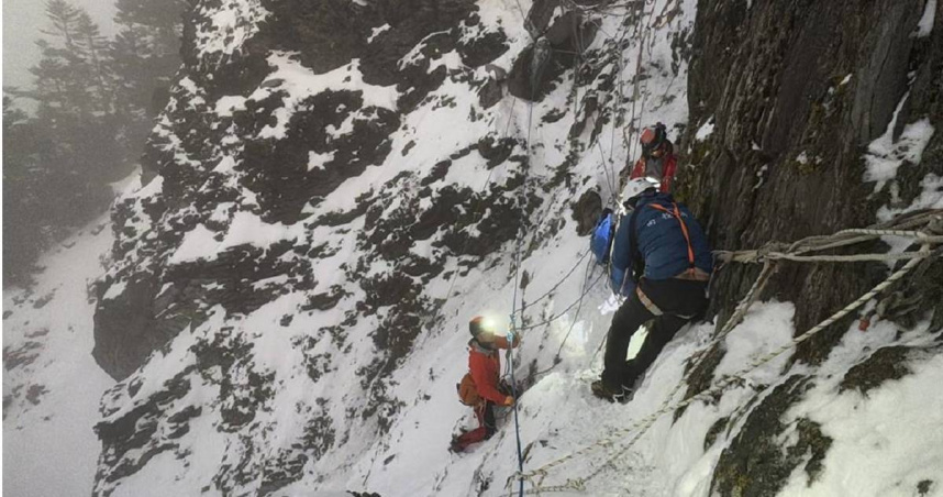 1名女性山友日前在攀登高難度登山步道「馬博拉斯橫斷」時不慎失足滑落山谷。搜救一度因惡劣天候不得不宣告暫停，今日搜救隊申請直升機重返現場，終於尋獲遭雪埋多日罹難的女山友，將遺體送回家鄉。（圖／民眾提供）