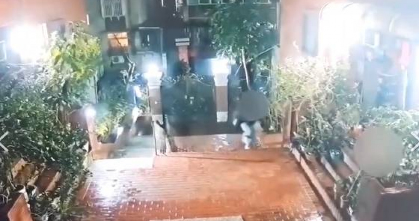 北市士林區中山北路七段日前發生一名鄒姓男子於返家途中，遭人埋伏刺傷屁股。(圖／翻攝畫面)