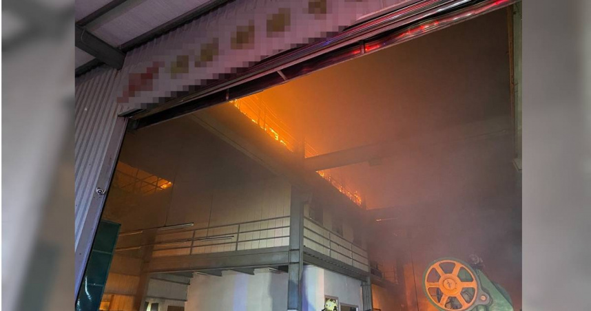 位於新北市五股民義路2段一間木材工廠發生火警，冒出大量火煙，消防已抵達救援中。（翻攝畫面）