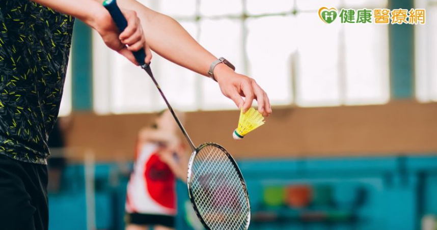 五旬男打羽球肘痛以為小事　直到擰毛巾飆淚才知「慢性肌腱炎」上身