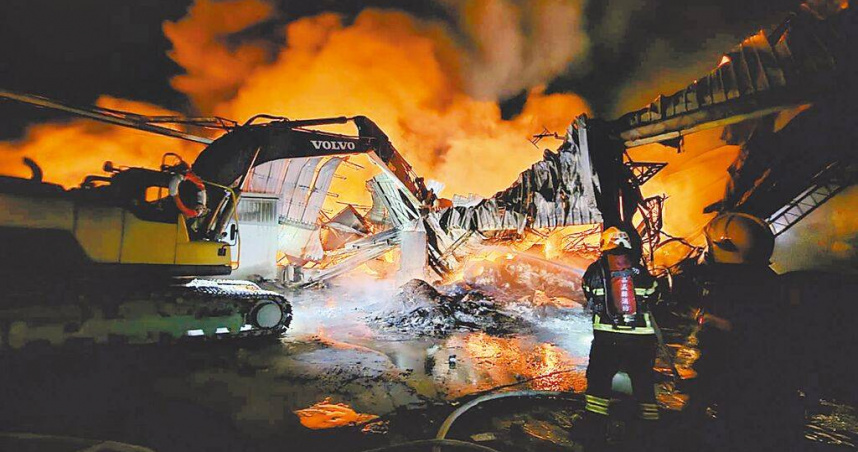 嘉義縣竹崎鄉日前深夜發生工廠大火，環保局應用智慧化火災空品應變機制，介接消防局119救災救護指揮派遣系統，第一時間掌握火災類型、位置及狀態等。（圖／嘉義縣消防局提供／中國時報呂妍庭嘉義傳真）