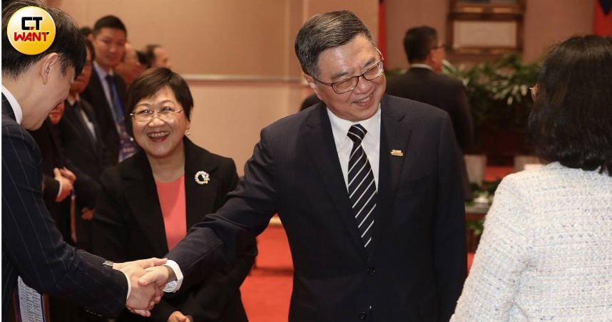 閣揆卓榮泰（右）密切關注美國將揭露的關稅新制，左為僑委會委員長徐佳青。（圖／劉耿豪攝）