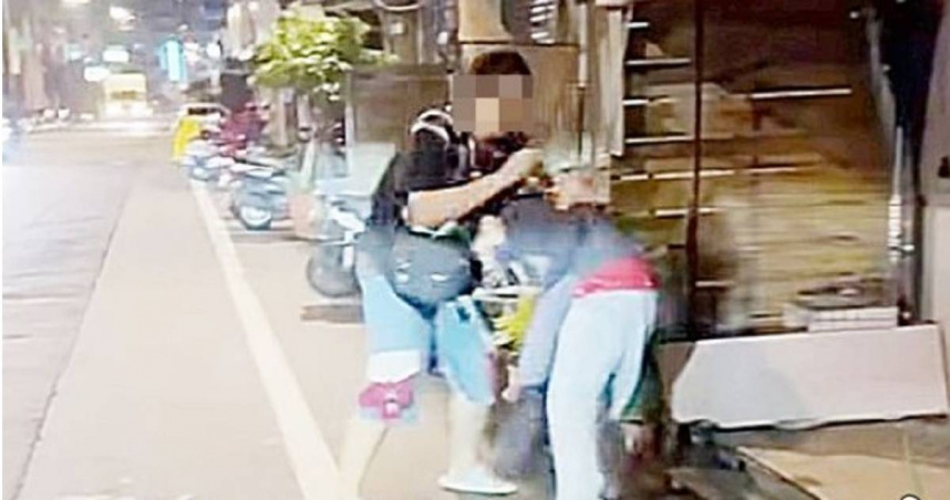 桃園1處民宅發生竊盜案，張嫌闖空門搜刮贓款3000元，被屋主發現後當街拉扯落網。（圖／翻攝桃園爆報2臉書）