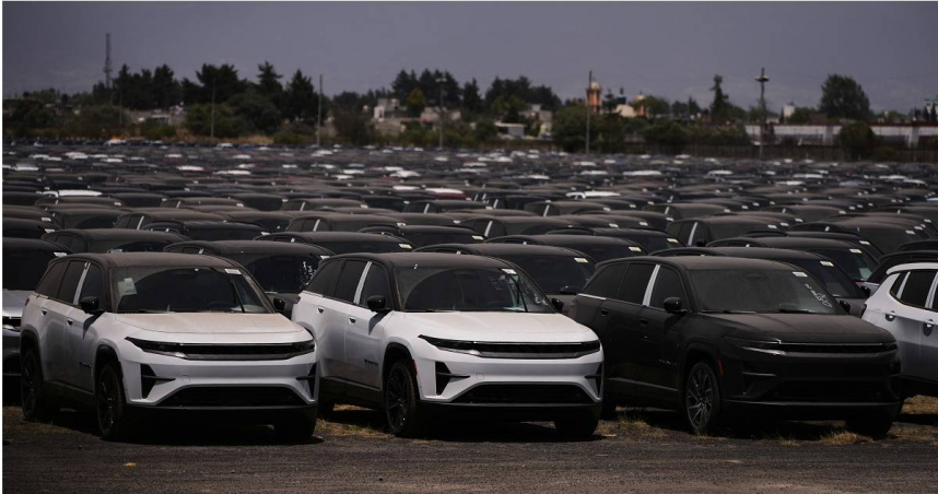 川普暗示可能對汽車業提供關稅緩衝措施。（圖／達志／美聯社）