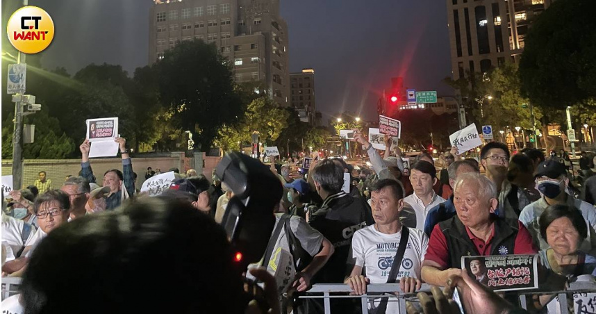 大批國民黨支持者遭警方阻擋進入集結動員處，情緒激動。（圖／翁靖祐攝）