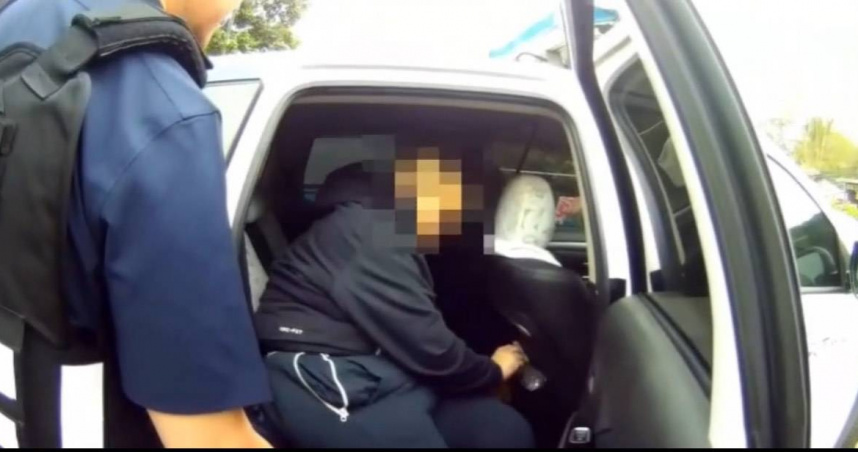 通緝犯躲廁所拒檢，遭土城警破門強行逮捕歸案。（圖/翻攝畫面）