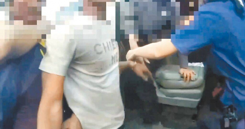 支援警力趕至，將廂型車上8名失聯移工順利逮捕。（圖／民眾提供／中國時報寶智華台中傳真）