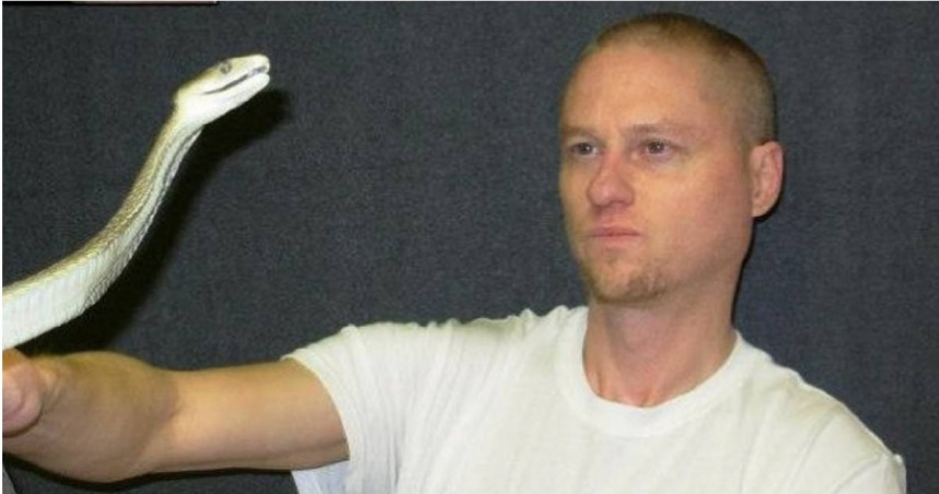 男子成為科學家研發「萬用抗蛇毒血清」的關鍵。（圖／翻攝自Tim Friede臉書）