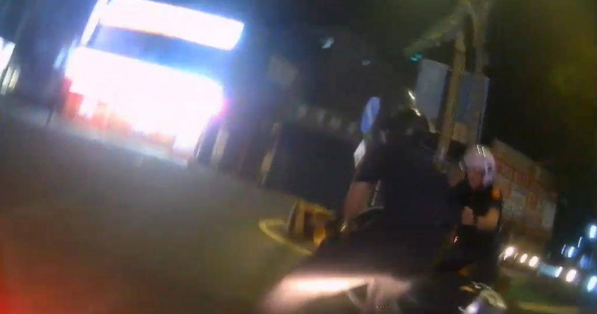 酒駕男撞警逃逸狂飆闖紅燈。（ 圖／翻攝畫面）