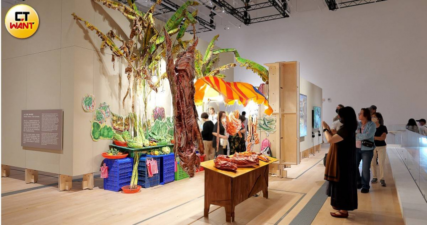 藝術家唐唐發的〈芭蕉菜奇雅〉系列源自2014年展開的「市場擺攤計畫」，以飽滿色彩與有力筆觸擬真肉品與蔬果，試圖落實「讓藝術深入大眾生活」。（圖／焦正德攝）