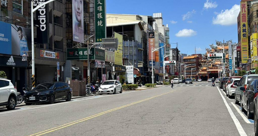 屏東市民代表傅建雄認為，市公所應制定臨時攤販自治條例，解決「屏東市無夜市」擺攤亂象，並建議鄰近屏東火車站的公園路至勝利路間的仁愛路段，可發展成夜市的潛力。（圖／中國時報記者謝佳潾攝）