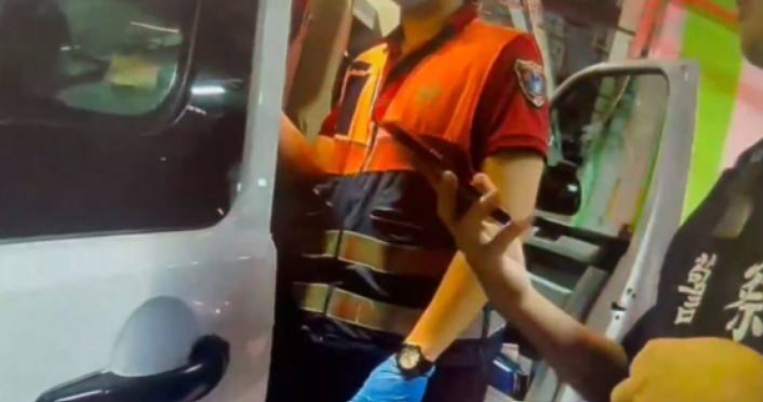 台北101地下停車場發生糾紛衝突，1名男子持瑞士刀刺傷女騎士，造成她左背濺血送醫。（圖／翻攝畫面）