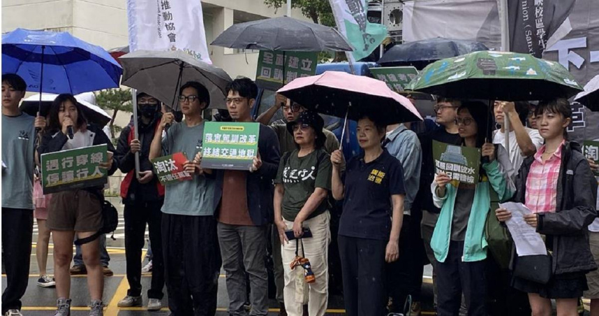 多個交通團體及網紅上午號召遊行,並提出駕駛人全面回訓、高齡換照改革、交通工程改善3大訴求。(圖/翻攝畫面)
