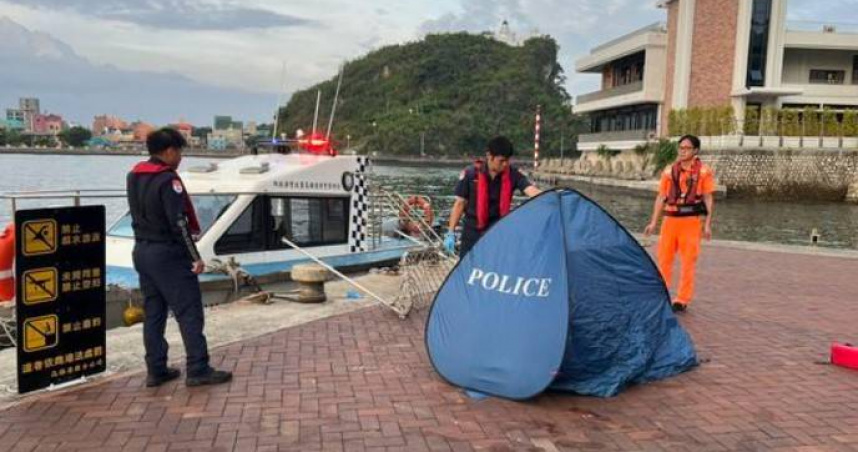 高雄知名景點「西子灣城垛情人座」驚見女浮屍，打撈上岸後證實為 36歲陳女。（圖／翻攝畫面）