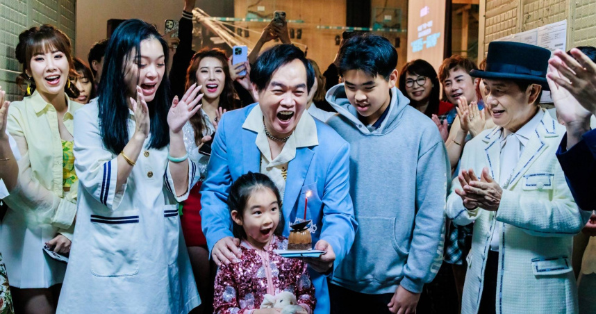 康康老婆（左起）、康康小女兒、兒子及黃西田一起為康康慶生。（圖／中視提供）