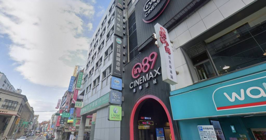 在桃園市桃園區中正路營業37年的桃園諾貝爾圖書城近期發佈訊息，將在7月31日熄燈，此文一出，不少在桃園求學的學子感到不捨。桃園市副市長蘇俊賓也在臉書發文表達不捨之意，並透過想像力繪製整個圖書城的透視樣貌，感性寫下「謝謝您，豐富桃園這麼多年！」（圖／翻攝自GOOGLE MAP）