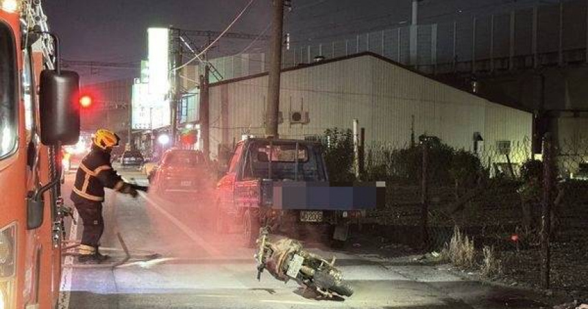 電動自行車突自燃潮州街頭驚險跳車逃命。（ 圖／翻攝畫面）