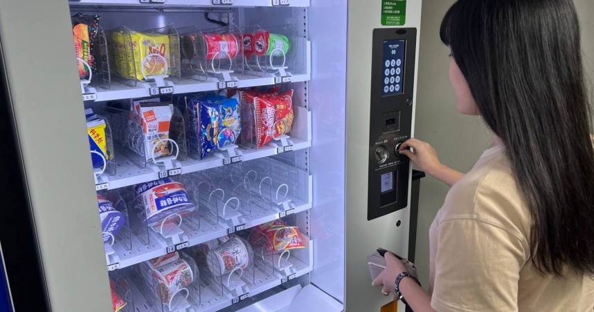 新興無人商店與食品自動販賣機日益增加,大多已因應「無紙化」只提供載具發票,民眾若未出示載具者,有些業者便趁隙少繳稅款。圖非當事業者(圖/報系資料庫)