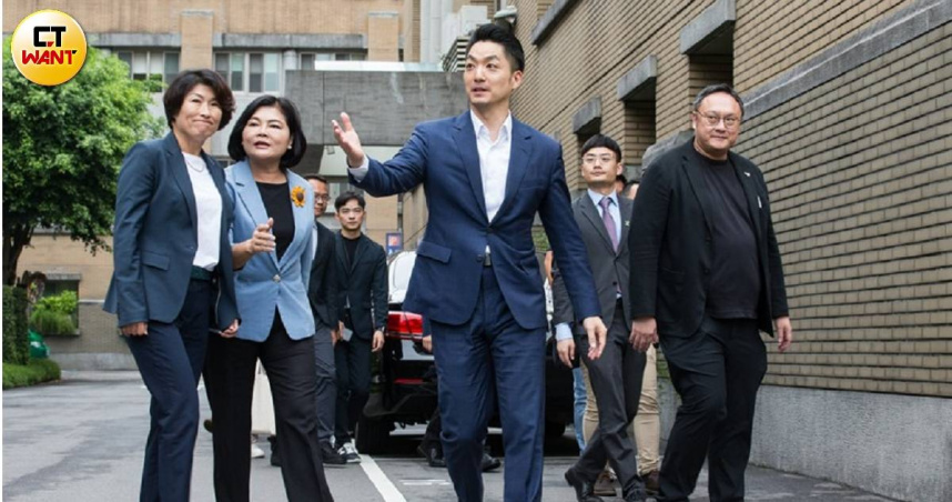 台北市長蔣萬安（中）4日率領大票藍營縣市代表赴行政院提出訴願，強調刪除地方補助款讓地方政府很難做事。（圖／黃威彬攝）