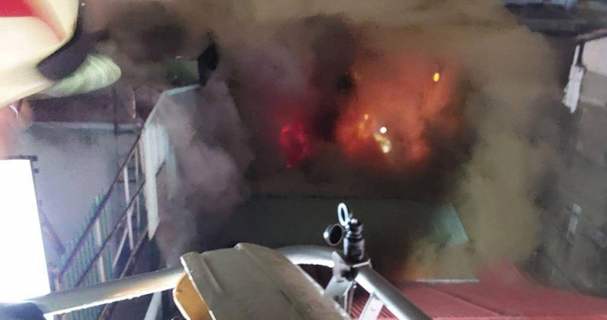 嘉義市中心的嘉義火車站商圈的北榮街221巷一處知名戶外用品店的倉庫失火。（圖／讀者提供）