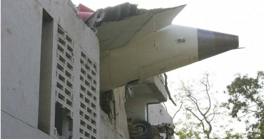 印度航空(Air India)171號班機墜毀。(圖/達志/美聯社)