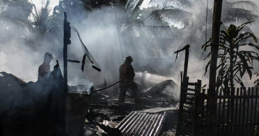 樹林某處農場發生火警，導致雞舍及堆放的雜物付之一炬，消防員迅速射水灌救。（示意圖／翻攝Pexels）